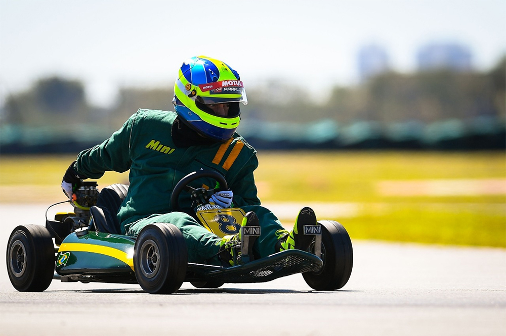 Vista aérea da pista de kart durante a corrida vários karts de corrida  competem em uma pista especial