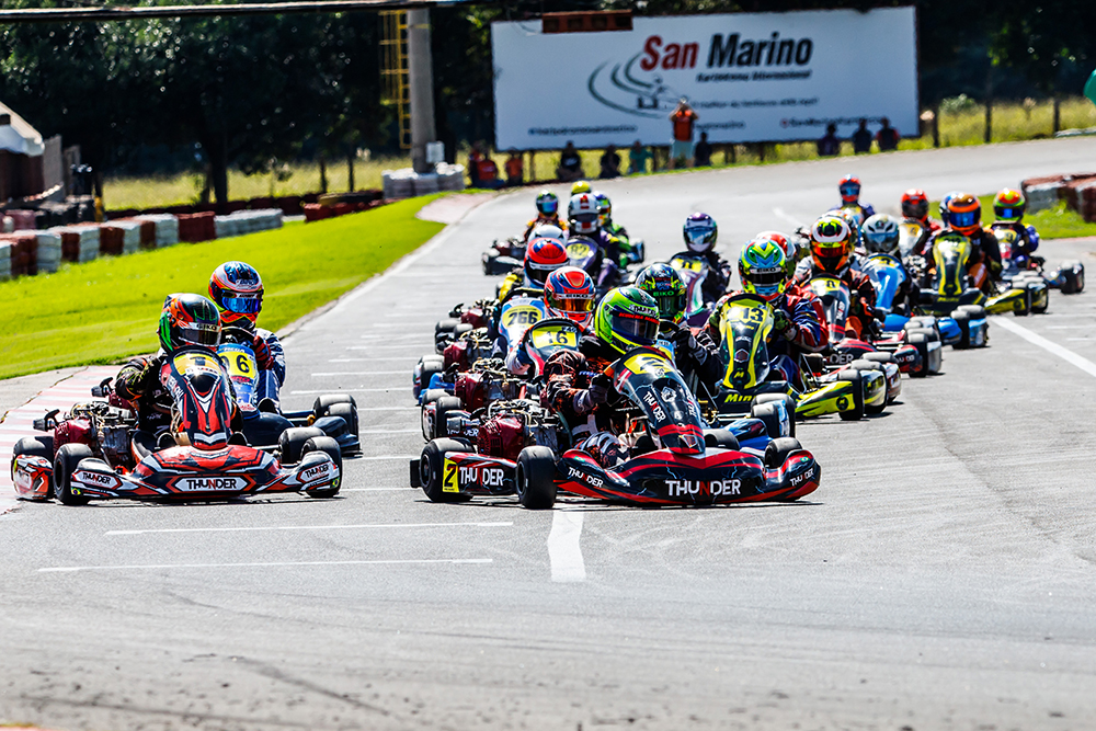 Pilotos de kart aceleram em corrida este fim de semana